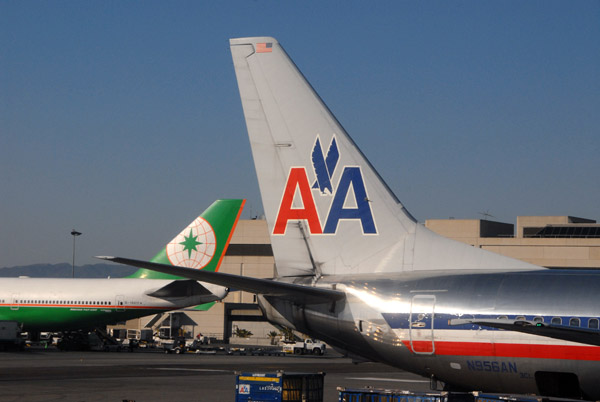 American Airline B737 (N956AN) and EVA B747 (B-16411) at LAX