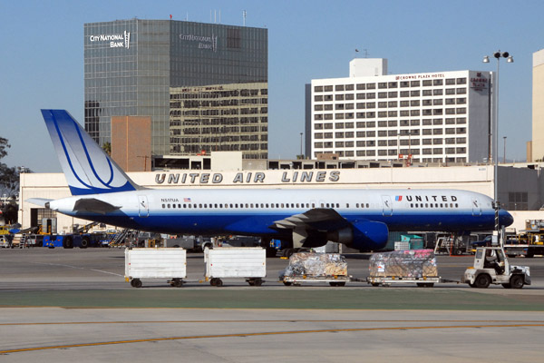 United Airlines B757 (N517UA) at LAX