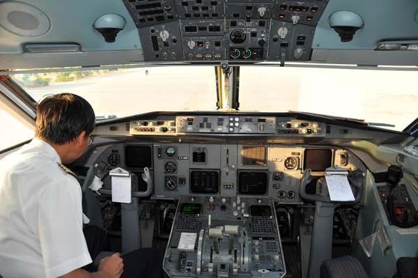 Brief cockpit visit in Bagan - Fokker 100 (XY-AGF)