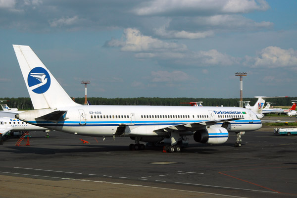 Turkmenistan B757 (EZ-A012) at Moscow DME