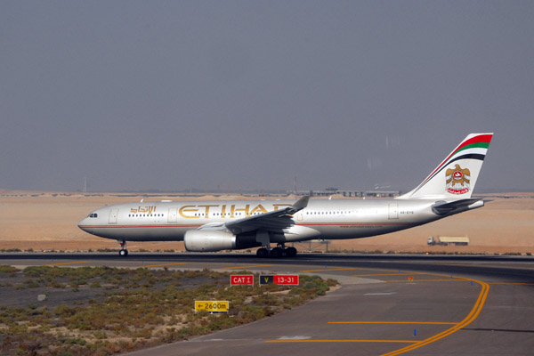 Etihad A330 (A6-EYO) at AUH