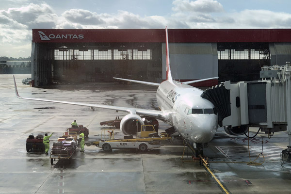 Qantas B737 at SYD in the rain