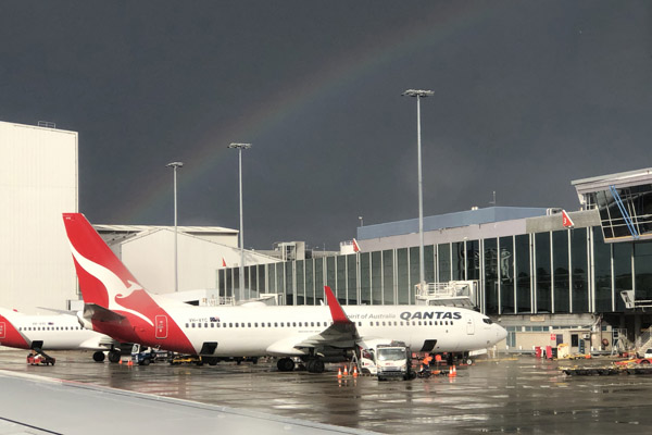 Qantas B737 (VH-VYC) at SYD with a rainbow