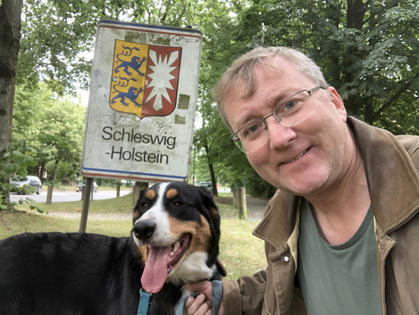 It's a short dog-walk from Leif's to the border with Schleswig-Holstein at Hoisbttel