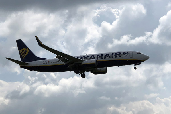 Ryanair B737 (EI-DAK) landing at Manchester