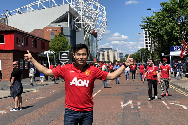 Thailand's biggest Manchester United fan with an out of date jersey