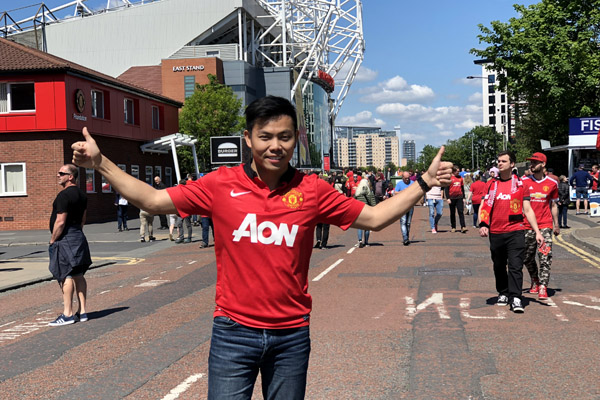 Thailand's biggest Manchester United fan with an out of date jersey