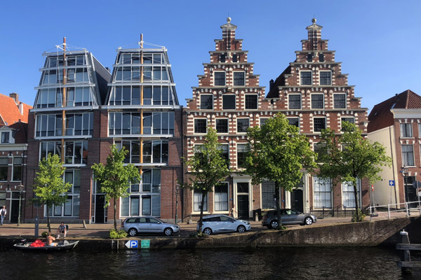 Pairs of modern and classic houses, Korte Spaarne 21-31, Haarlem