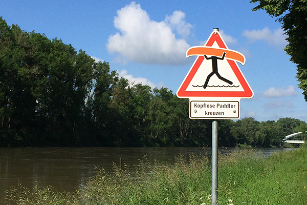 Kopfloser Paddler kreuzen den Donau-Radweg, Günzburg