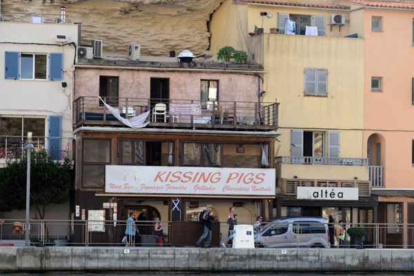 Kissing Pigs Wine Bar, Bonifacio Harbor