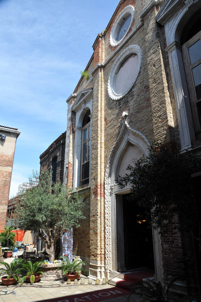 The former church of Santa Chiara, now a glass blowing factory