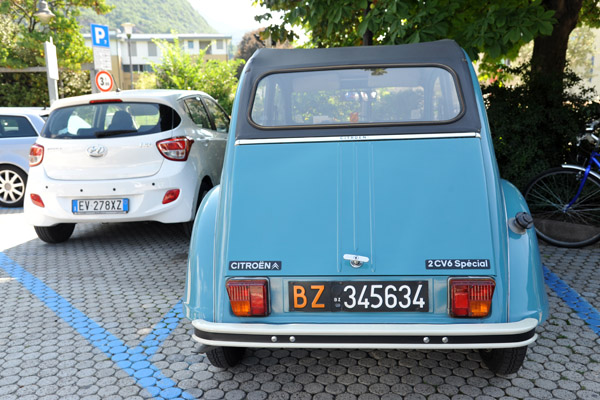 Citron 2CV with an old style Italian license plate from Bolzano/Bozen