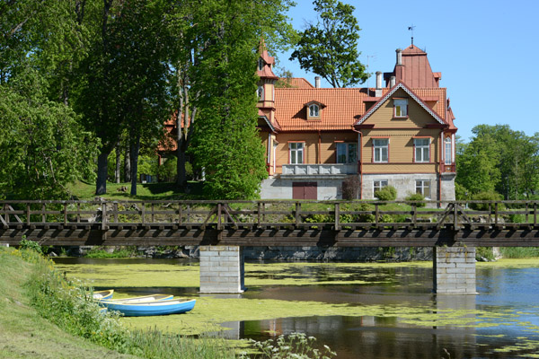 Bridge over the moat of Kuressaare Castle with the villa at Lossi 16