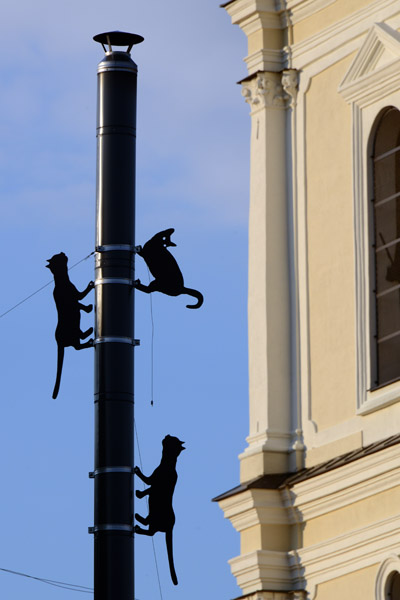 Art installation of cats climbing a pole, Vilnius