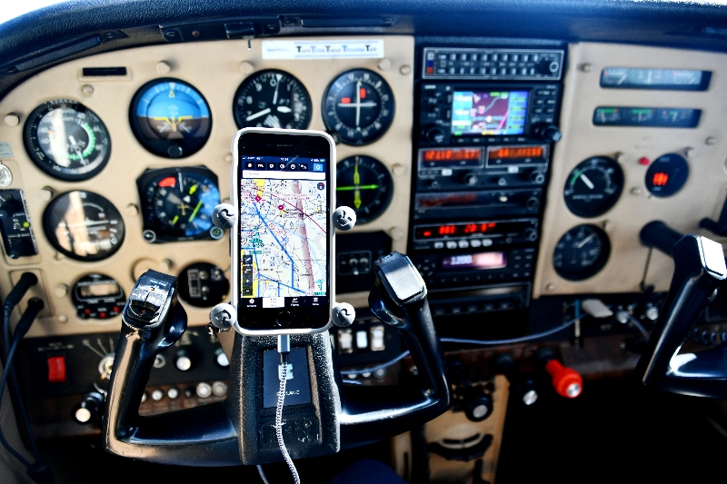 Cessna 182Q Cockpit 073a  