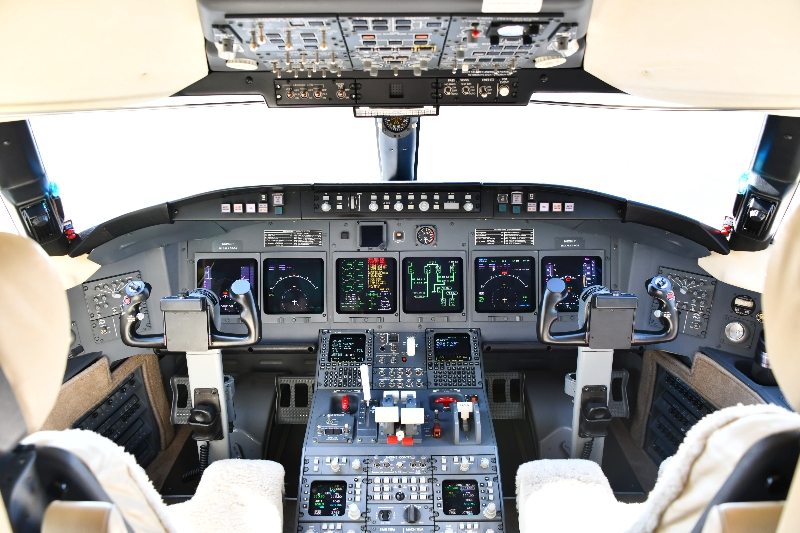 N626LP Cockpit 075 