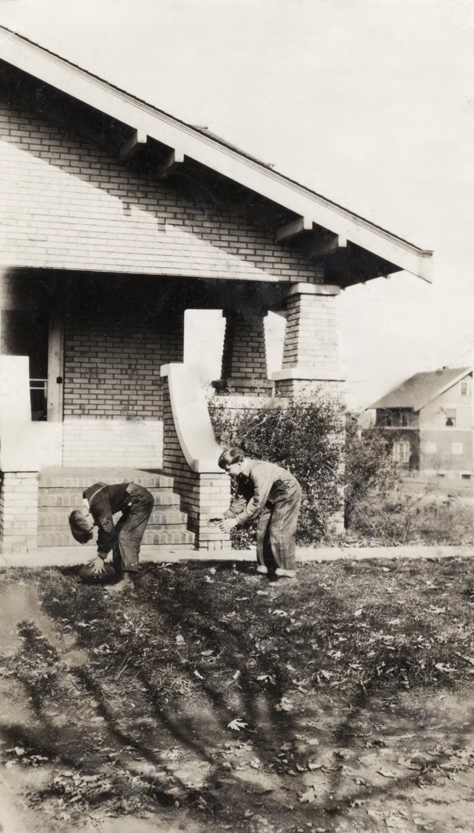 14) Same front stoop?, Ellens brothers?
