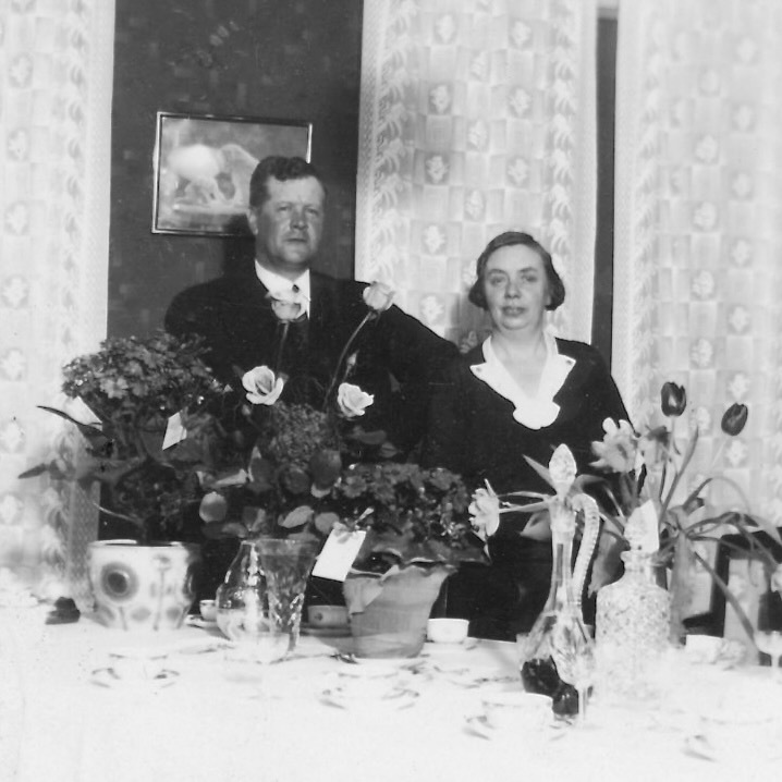 27) Brother Carl or Ernst or sister Emma and spouse?