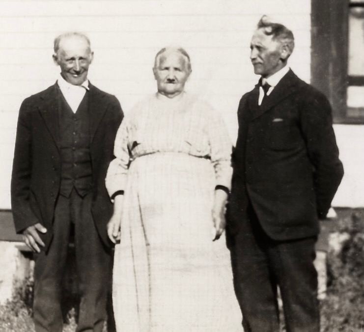 55)Tilda (Carlsson) Almquist with her brothers Carl Carlson(left) Emil Carlson(right).