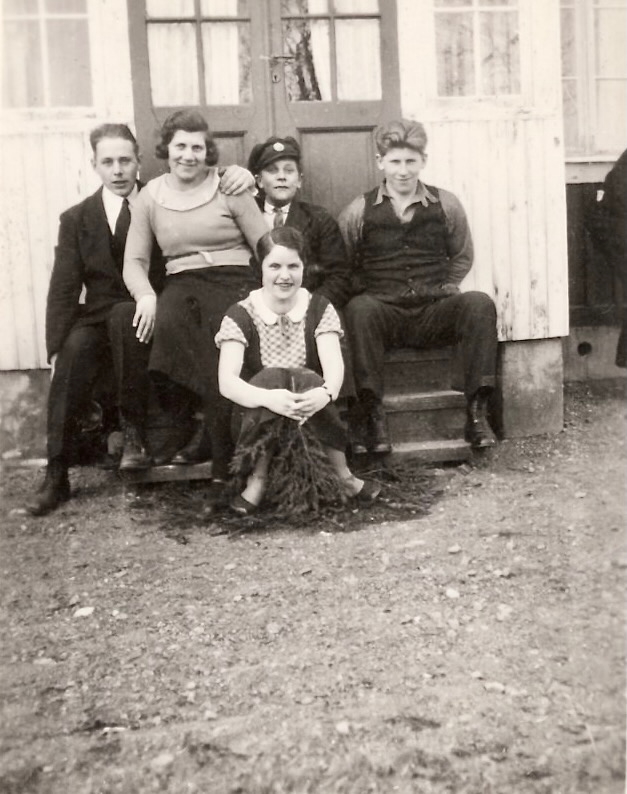98) Bertil and girlfriend and friends?