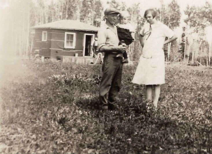 401) Alvin, Roy and Ruth in front of one of Alvin's tiny houses