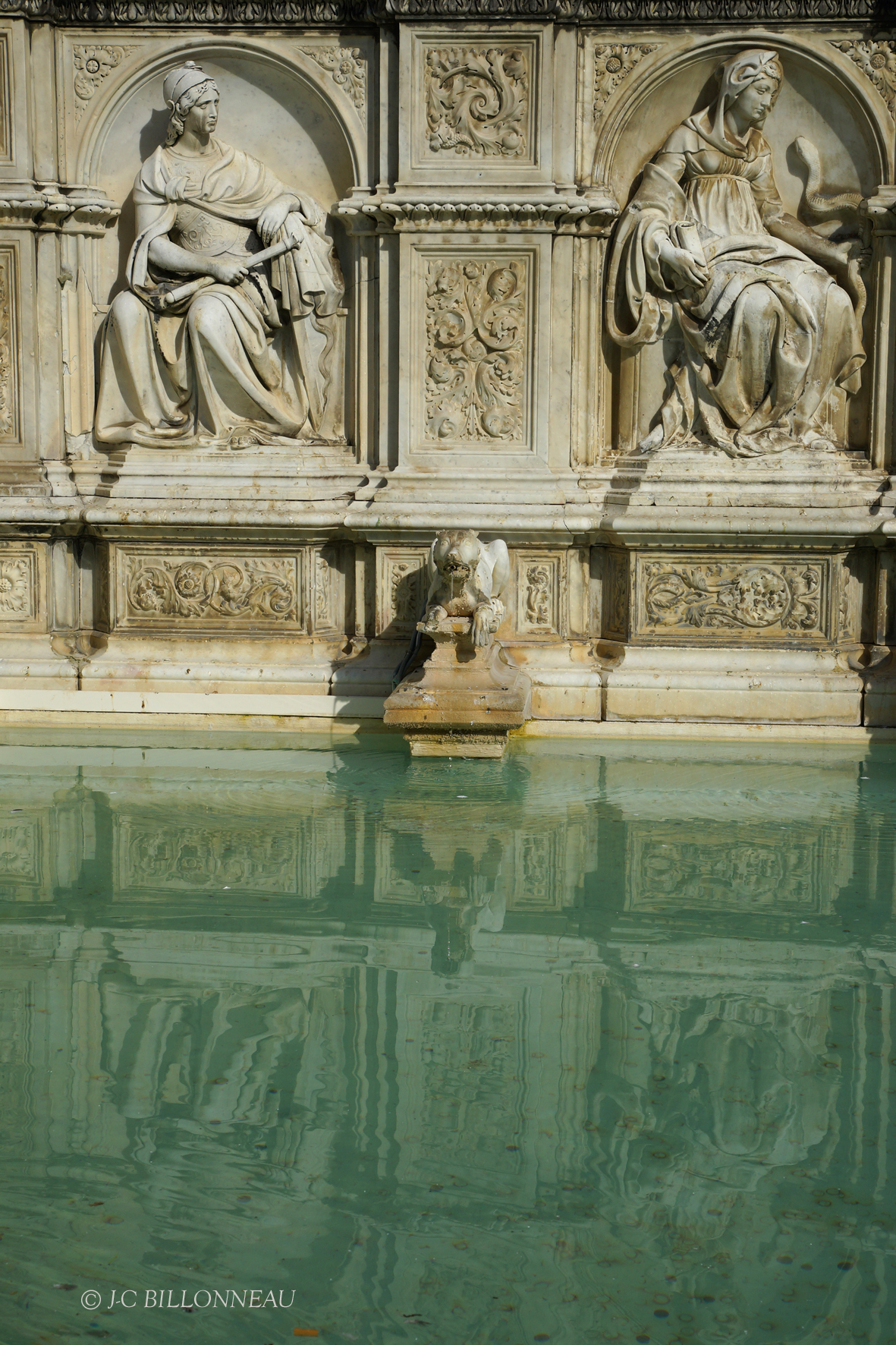 010 Fonte Gaia.JPG