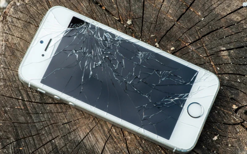 Trust Screens Refurbished: Expert Cracked Iphone Screen Repair for Seamless Functionality