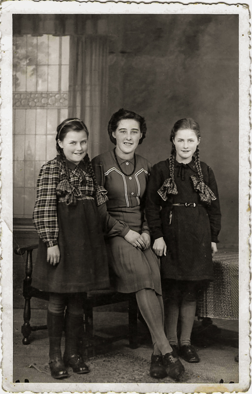 x Gerrie, Fijke en Cathrien de Ruiter, Febr. 1943