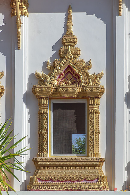 Wat Klang Phra Ubosot Window (DTHNP0103)