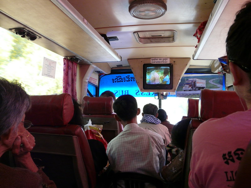 Un autobus bond en route pour Siam Reap