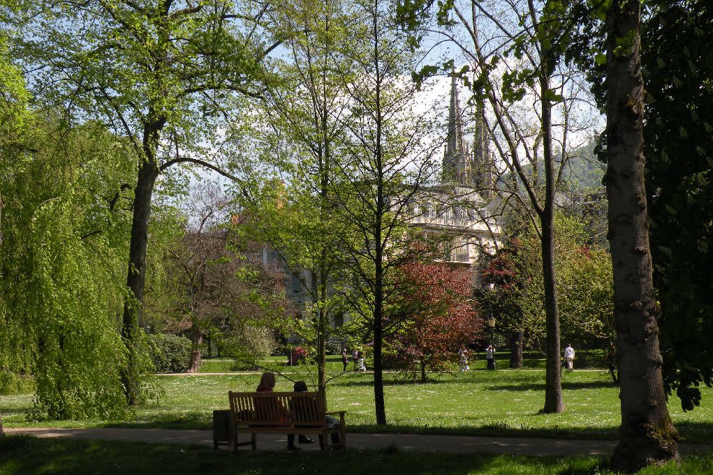 Lichtentaler Allee. Blick zur ev. Stadtkirche am Augustaplatz 