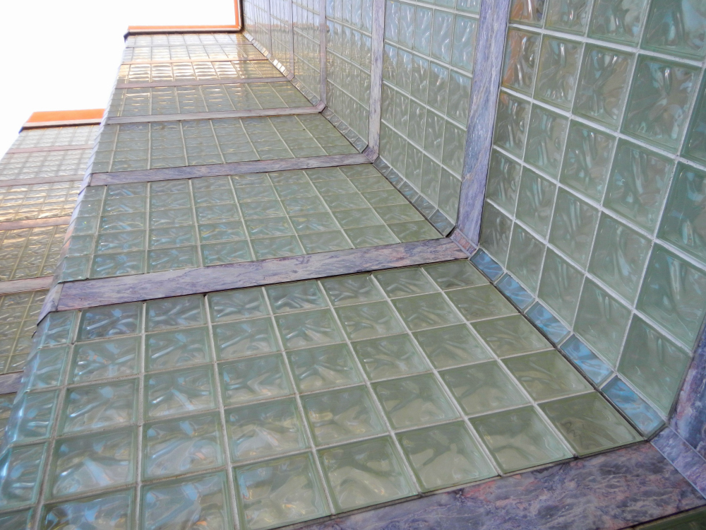 Building of glass