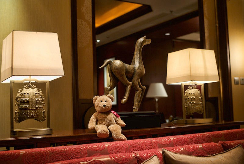 These Chinese people know how to treat a gentlebear!