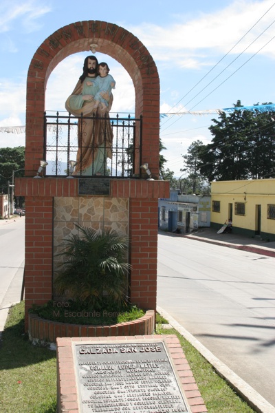 Monumento a San Jose al Ingreso de la Poblacion