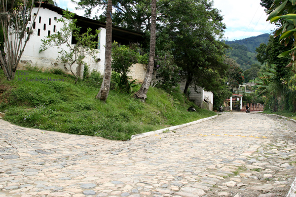 El Area Urbana Mantiene sus Calles Empedradas