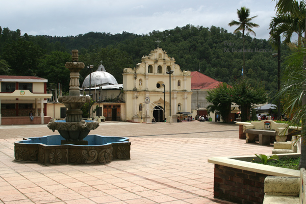 Vista Panoramica del Parque e Iglesia Catolica