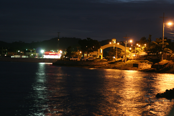 Vista Nocturna del Arco de Ingreso a la Isla