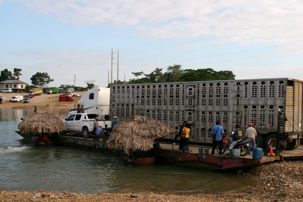 Ferry Para Vehiculos Sobre el Rio La Pasion