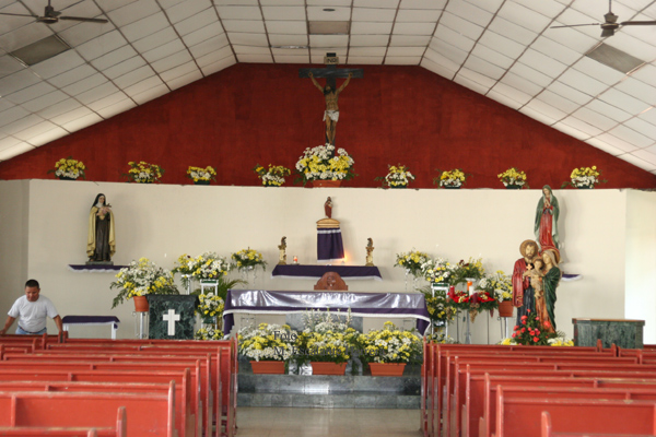 Interior de la Iglesia Catolica de Bananera