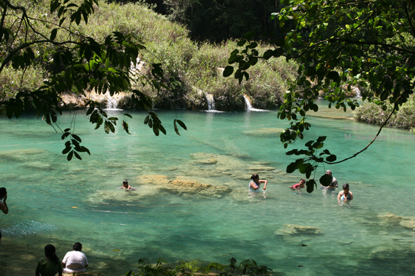 El Color del Agua en las Pozas Varia Durante el Ao