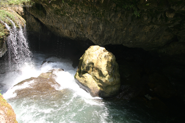 Lugar Donde el Rio Cahabon se Interna en la Cueva