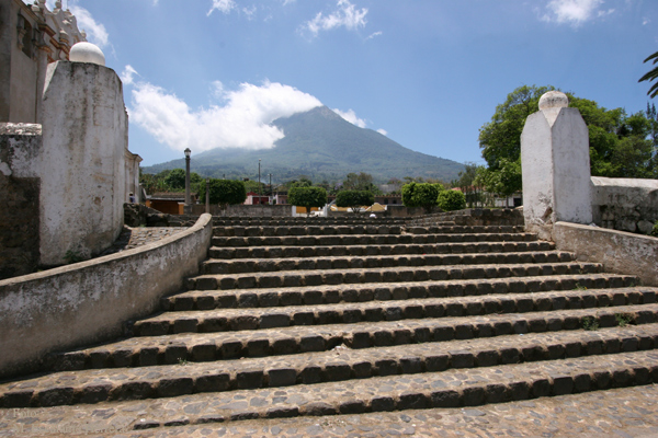 Escalera de Ingreso a la Plaza Principal (fondo: Volcan de Agua)