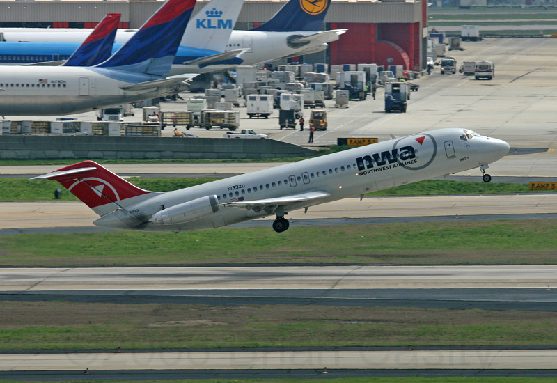 Northwest Airlines N1332U