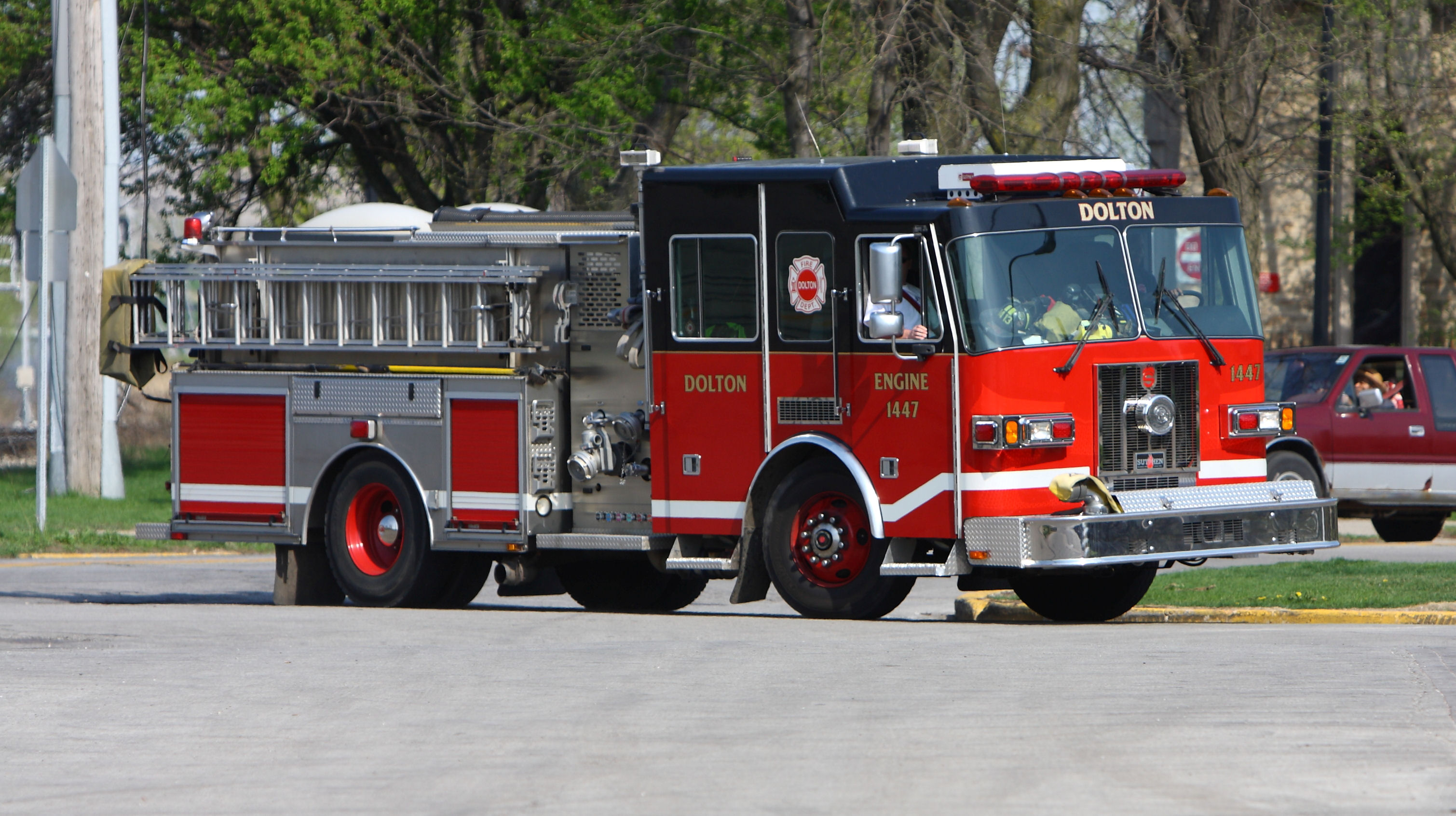 Dolton.IL Engine 1447 Turns The Corner 4-13-10 342 PM.JPG