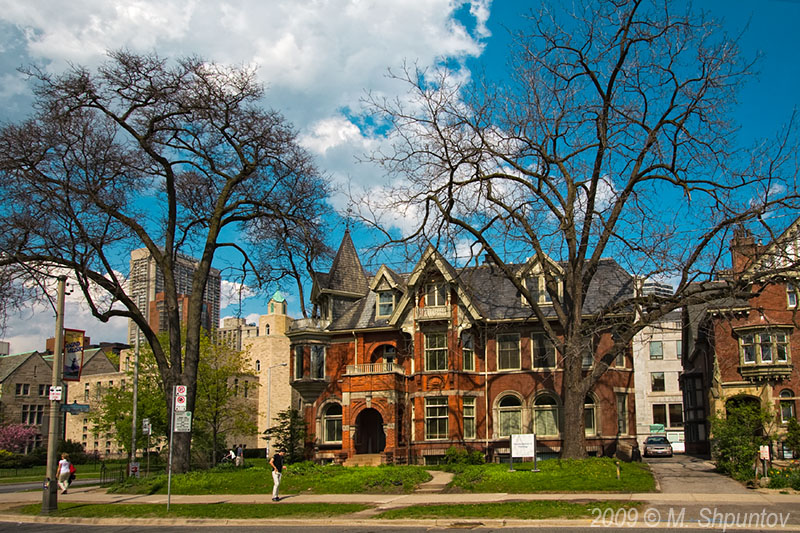 Queens Park Living. Downtown Torornto.