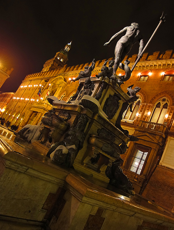 BOLOGNA : Piazza del Nettuno