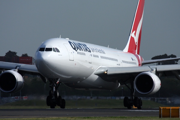 QANTAS AIRBUS A330 200 SYD RF IMG_0016.jpg