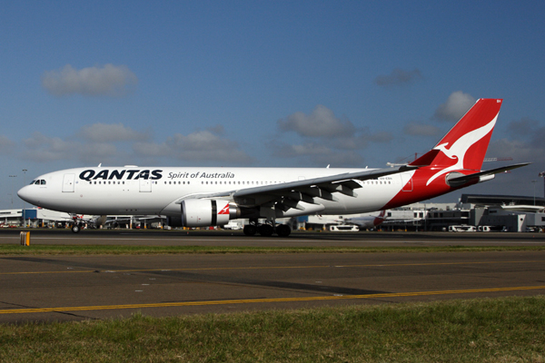 QANTAS AIRBUS A330 200 SYD RF IMG_8477.jpg