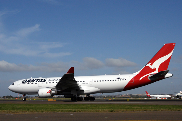 QANTAS AIRBUS A330 200 SYD RF IMG_8483.jpg