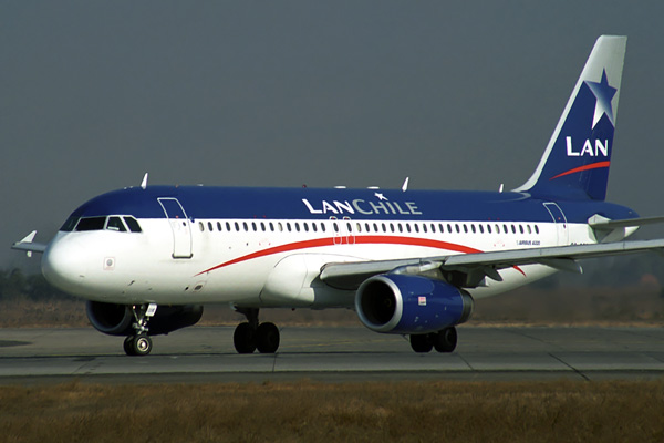 LAN CHILE AIRBUS A320 SCL RF 1742 5.jpg